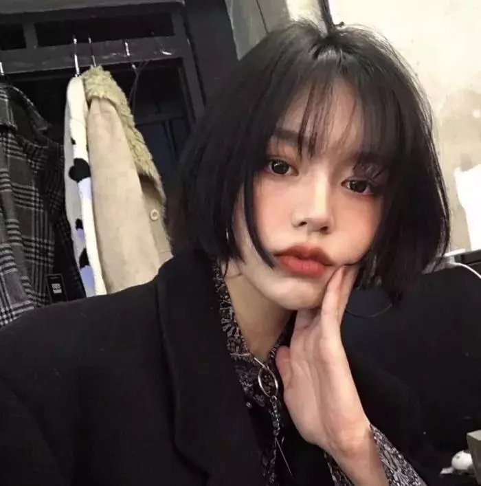 女生出拳